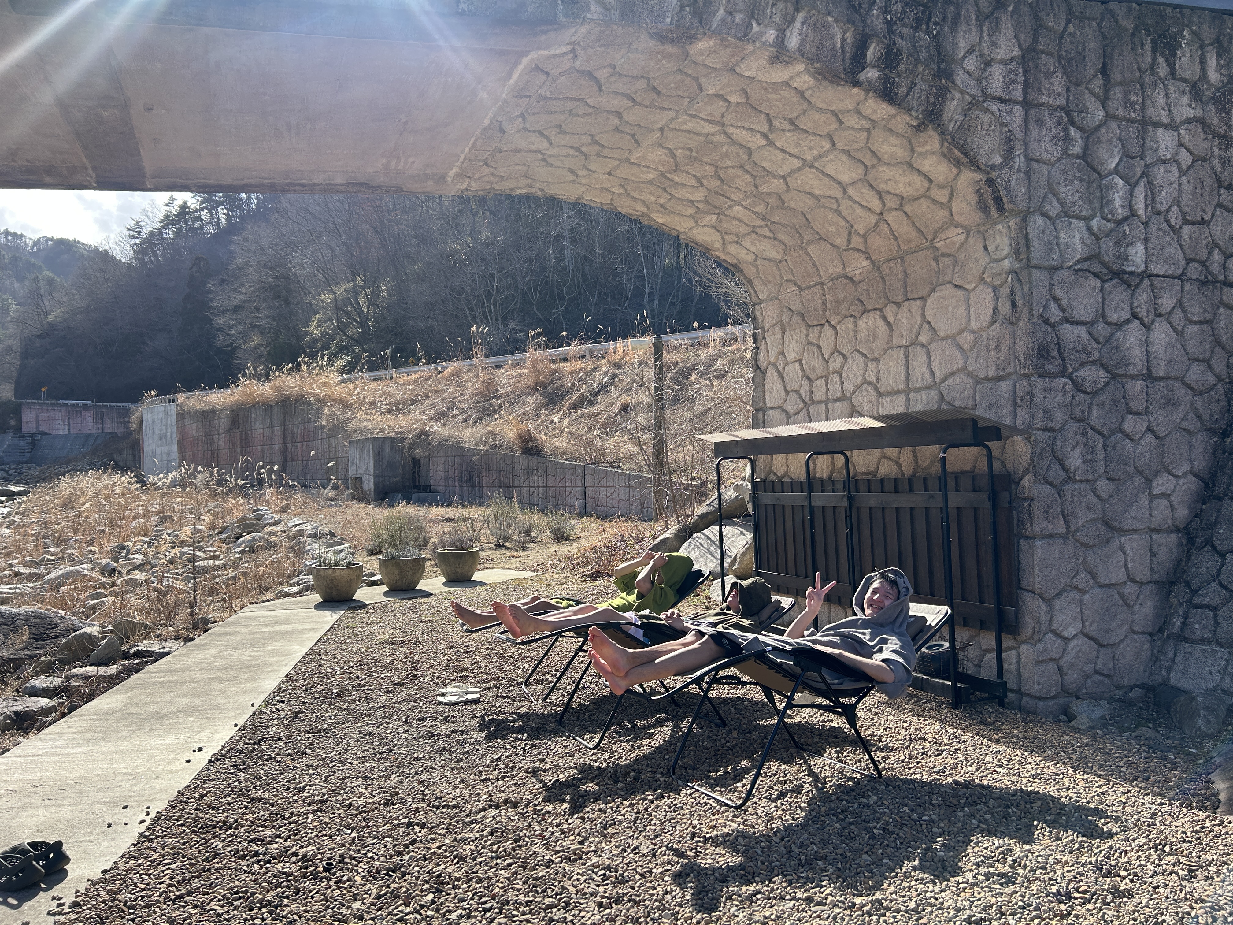 橋の下でチェアくつろぐ