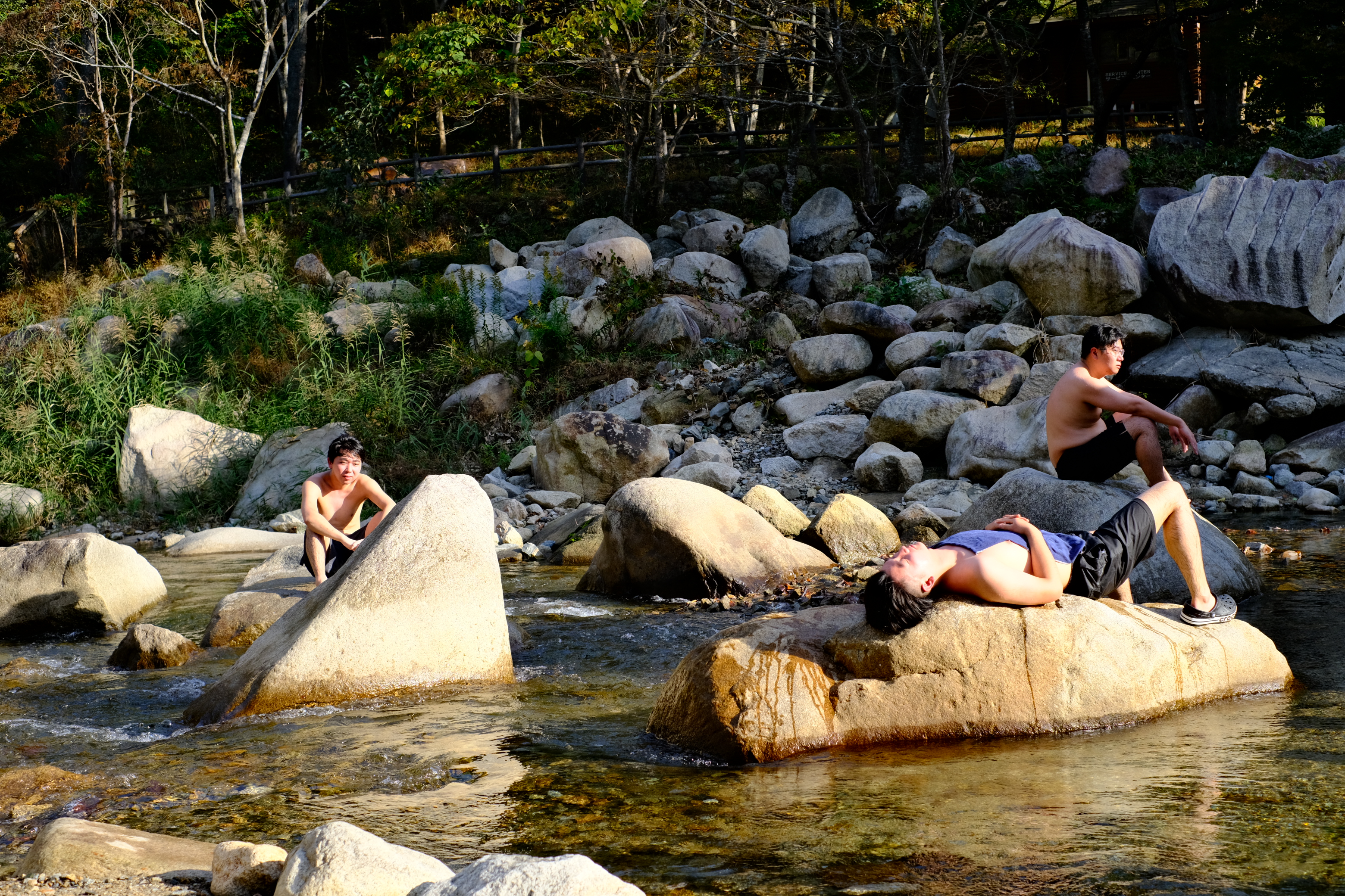 岩の上で3人くつろぐ