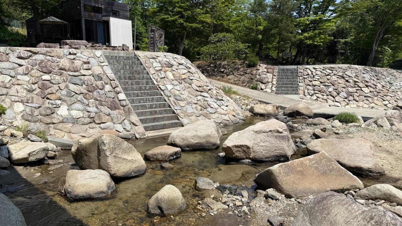 川の岩場へ降りる石段